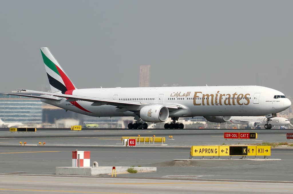 Emirates vliegtuig in vlucht