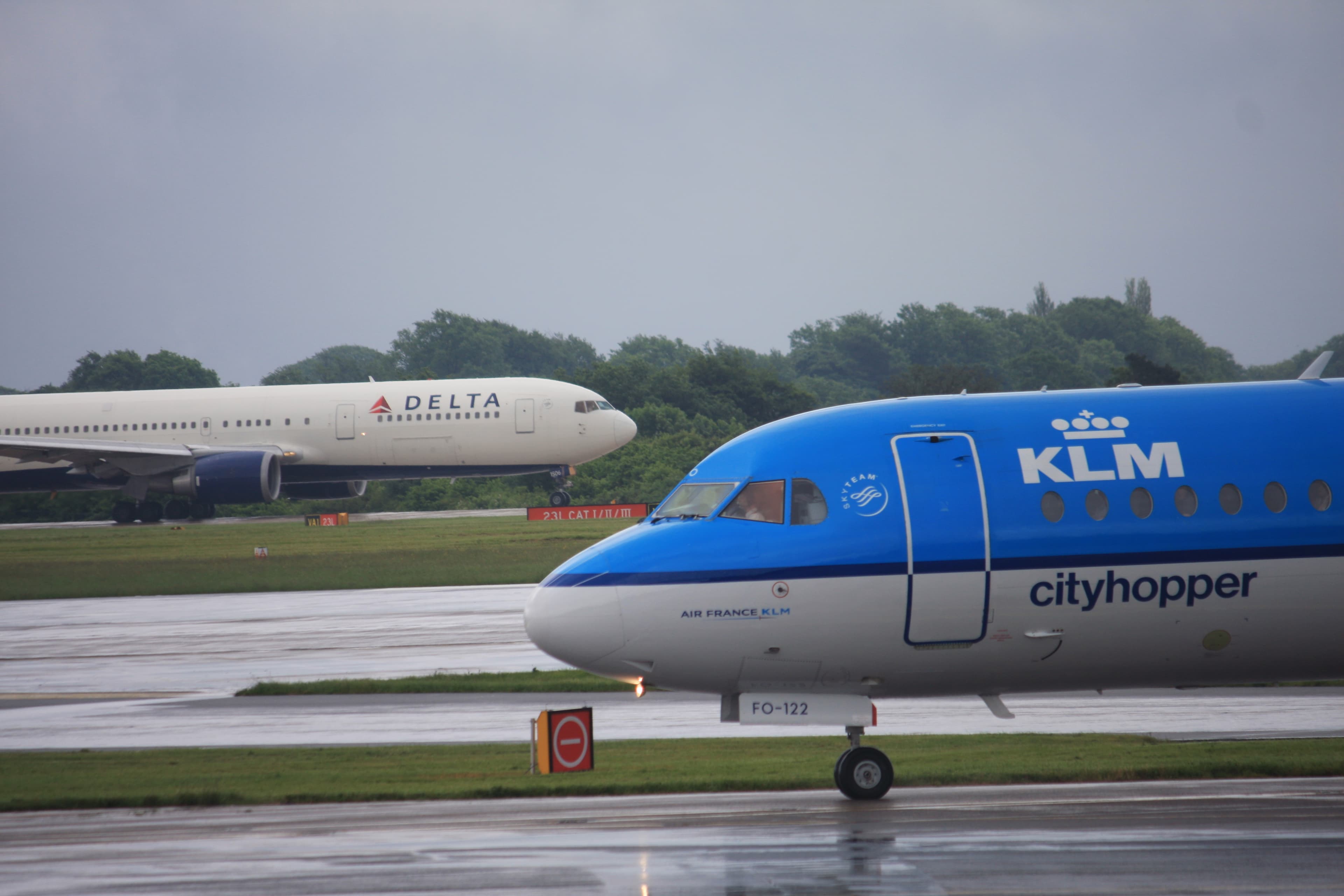 KLM Cityhopper vliegtuig in vlucht